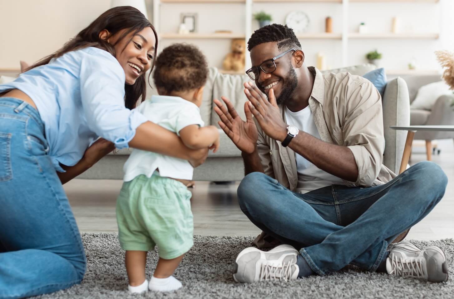 Jeunes parents avec leur enfant